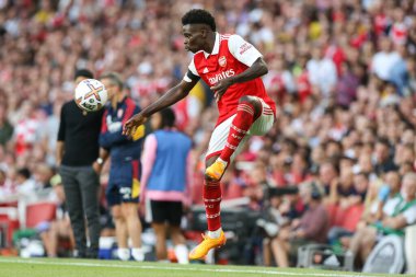 Bukayo Saka #7 of Arsenal controls the ball 