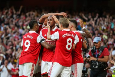 Arsenal players celebrate as Gabriel scores to make it 2-1 