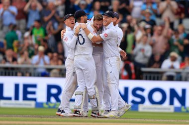 Ollie Pope, Ben Stokes, Ollie Robinson and Ben Foakes of England celebrate the victory