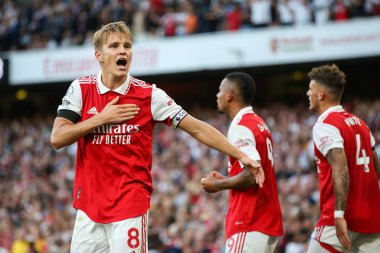 Martin degaard #8 of Arsenal celebrates as Gabriel scores to make it 2-1 