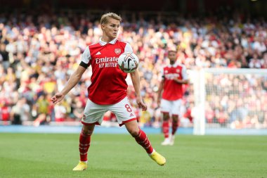 Martin degaard #8 of Arsenal controls the ball 