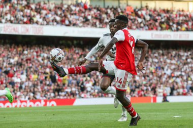 Eddie Nketiah #14 of Arsenal controls the ball 