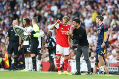 Arsenal manager Mikel Arteta gives instructions to Martin degaard 