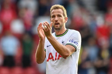 Harry Kane #10 of Tottenham Hotspur applauds the traveling fans after Tottenham win 0-2