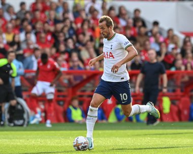 Harry Kane #10 of Tottenham Hotspur breaks with the ball 