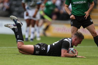 Will Gardiner #42 of Hull FC goes over for his debut try 