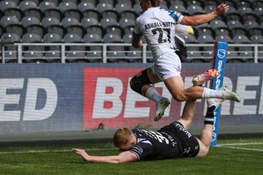 Harvey Barron #32 of Hull FC goes over for a first try of the match to make it 4-0 
