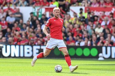 Joe Worrall #4 of Nottingham Forest breaks with the ball 