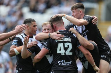 Will Gardiner #42 of Hull FC celebrates his try 