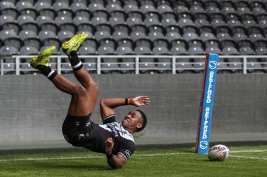Mitieli Vulikijapani #25 of Hull FC goes over for a try in the first half