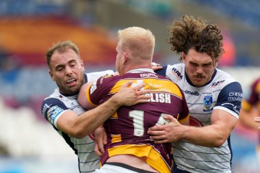 James Harrison #20 and Rob Mulhern of Warrington Wolves combine to tackle Matty English #14 of Huddersfield Giants
