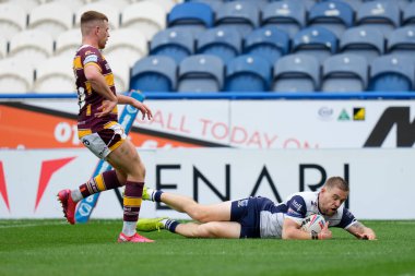 Matt Dufty #36 of Warrington Wolves dives over to score a try 