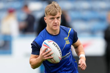 Leon Hayes #39 of Warrington Wolves warms up before the match 