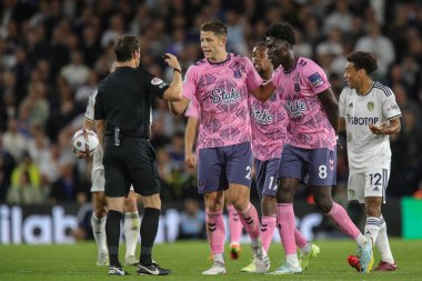 Referee Darren England  has words with James Tarkowski #2 of Everton and Amadou Onana #8 of Everton during the Premier League match Leeds United vs Everton at Elland Road in Leeds, UK, 30th August 2022