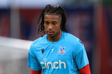 Michael Olise #7 of Crystal Palace warming up prior to kick off. 