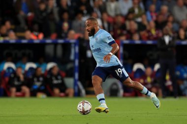 Bryan Mbeumo #19 of Brentford dribbling with the ball. 