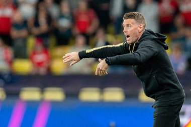 Rob Edwards Manager of Watford shouts instructions