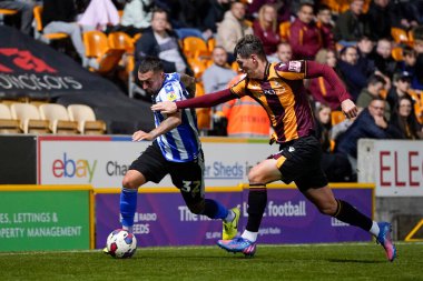 Luke Hendrie #17 of Bradford City competes for the ball with Jack Hunt #32 of Sheffield Wednesday