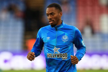 Ivan Toney #17 of Brentford warms up prior to kick off. 