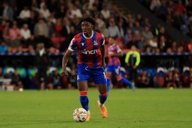 Eberechi Eze #10 of Crystal Palace dribbling with the ball. 