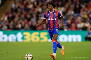 Eberechi Eze #10 of Crystal Palace dribbling with the ball. 