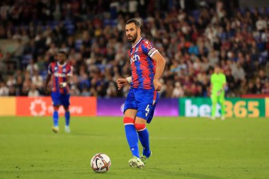 Luka Milivojevi? #4 of Crystal Palace passing the ball. 