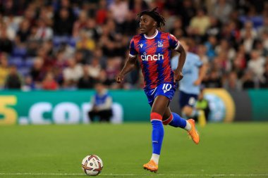Eberechi Eze #10 of Crystal Palace dribbling with the ball. 