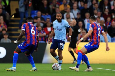 Bryan Mbeumo #19 of Brentford dribbling with the ball. 