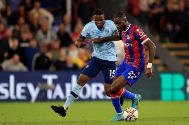 Odsonne Edouard #22 of Crystal Palace and Frank Onyeka #15 of Brentford compete for the ball.