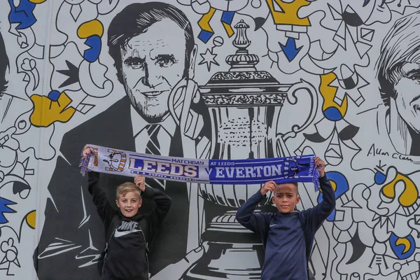 Two Young Fans Holding Leeds Everton Scarf Don Revie Mural — 스톡 사진