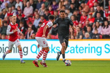 Tino Anjorin #8 of Huddersfield Town runs with the ball