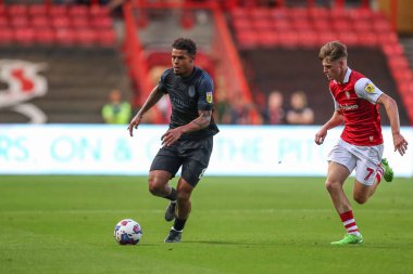 Tino Anjorin #8 of Huddersfield Town runs with the ball