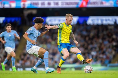 Lewis O'Brien #14 of Nottingham Forest looks to find himself some space