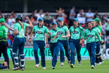 Oval Invinciples players celebrate winning during the The Hundred Women's Final Oval Invincibles Women vs Southern Brave Women at The Kia Oval, London, United Kingdom, 3rd September 202