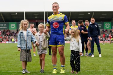 Jason Clark #14 of Warrington Wolves stands in front of the fan with his children after the Betfred Super League match Salford Red Devils vs Warrington Wolves at AJ Bell Stadium, Eccles, United Kingdom, 3rd September 202