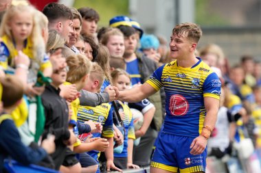 Leon Hayes #39 of Warrington Wolves chats with the fans after the Betfred Super League match Salford Red Devils vs Warrington Wolves at AJ Bell Stadium, Eccles, United Kingdom, 3rd September 202