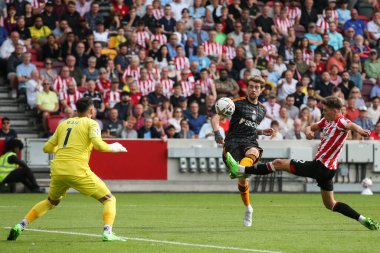 Patrick Bamford #9 of Leeds United shoots over the bar during the Premier League match Brentford vs Leeds United at Brentford Community Stadium, London, United Kingdom, 3rd September 202