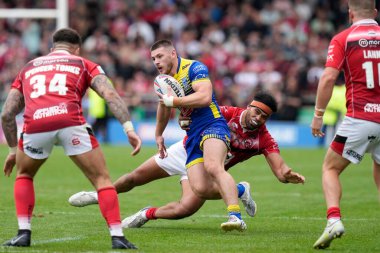 Danny Walker #16 of Warrington Wolves breaks past Sitaleki Akauola #8 of Salford Red Devils during the Betfred Super League match Salford Red Devils vs Warrington Wolves at AJ Bell Stadium, Eccles, United Kingdom, 3rd September 202
