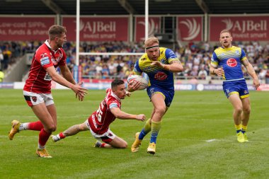 Oliver Holmes #12 of Warrington Wolves breaks past Morgan Escare #25 of Salford Red Devils  and goes on to score a try during the Betfred Super League match Salford Red Devils vs Warrington Wolves at AJ Bell Stadium, Eccles, United Kingdom, 3rd Septe