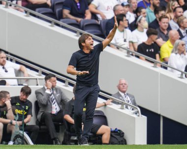 Antonio Conte manager of Tottenham Hotspur gives his team instructions during the Premier League match Tottenham Hotspur vs Fulham at Tottenham Hotspur Stadium, London, United Kingdom, 3rd September 202