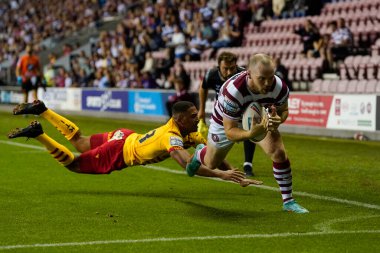 Liam Marshall #5 of Wigan Warriors  dives over to score a try during the Betfred Super League match Wigan Warriors vs Catalans Dragons at DW Stadium, Wigan, United Kingdom, 2nd September 202