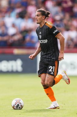 Pascal Struijk #21 of Leeds United on the ball during the Premier League match Brentford vs Leeds United at Brentford Community Stadium, London, United Kingdom, 3rd September 202