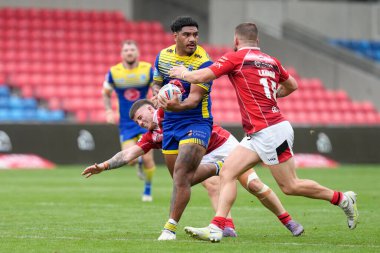 Tom Mikaele #33 of Warrington Wolves looks to offload the ball during the Betfred Super League match Salford Red Devils vs Warrington Wolves at AJ Bell Stadium, Eccles, United Kingdom, 3rd September 202