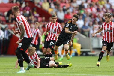 Ben Mee #16 of Brentford tackles Brenden Aaronson #7 of Leeds United during the Premier League match Brentford vs Leeds United at Brentford Community Stadium, London, United Kingdom, 3rd September 202