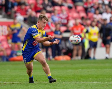 Leon Hayes #39 of Warrington Wolves passes the ball during the Betfred Super League match Salford Red Devils vs Warrington Wolves at AJ Bell Stadium, Eccles, United Kingdom, 3rd September 202