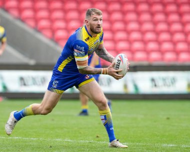 Daryl Clark #9 of Warrington Wolves runs with the ball during the Betfred Super League match Salford Red Devils vs Warrington Wolves at AJ Bell Stadium, Eccles, United Kingdom, 3rd September 202