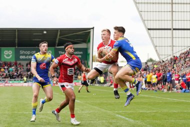 Myles-Dalton Harrop #31 of Salford Red Devils competes for a high ball with Josh Thewlis #22 of Warrington Wolves during the Betfred Super League match Salford Red Devils vs Warrington Wolves at AJ Bell Stadium, Eccles, United Kingdom, 3rd September 