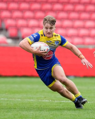 Leon Hayes #39 of Warrington Wolves spots a gap during the Betfred Super League match Salford Red Devils vs Warrington Wolves at AJ Bell Stadium, Eccles, United Kingdom, 3rd September 202