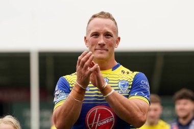 An emotional Jason Clark #14 of Warrington Wolves salutes the fans after playing his final game in the Betfred Super League match Salford Red Devils vs Warrington Wolves at AJ Bell Stadium, Eccles, United Kingdom, 3rd September 202