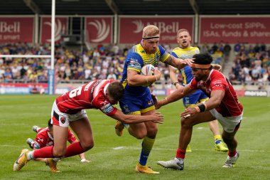 Oliver Holmes #12 of Warrington Wolves breaks past Morgan Escare #25 of Salford Red Devils  and goes on to score a try during the Betfred Super League match Salford Red Devils vs Warrington Wolves at AJ Bell Stadium, Eccles, United Kingdom, 3rd Septe